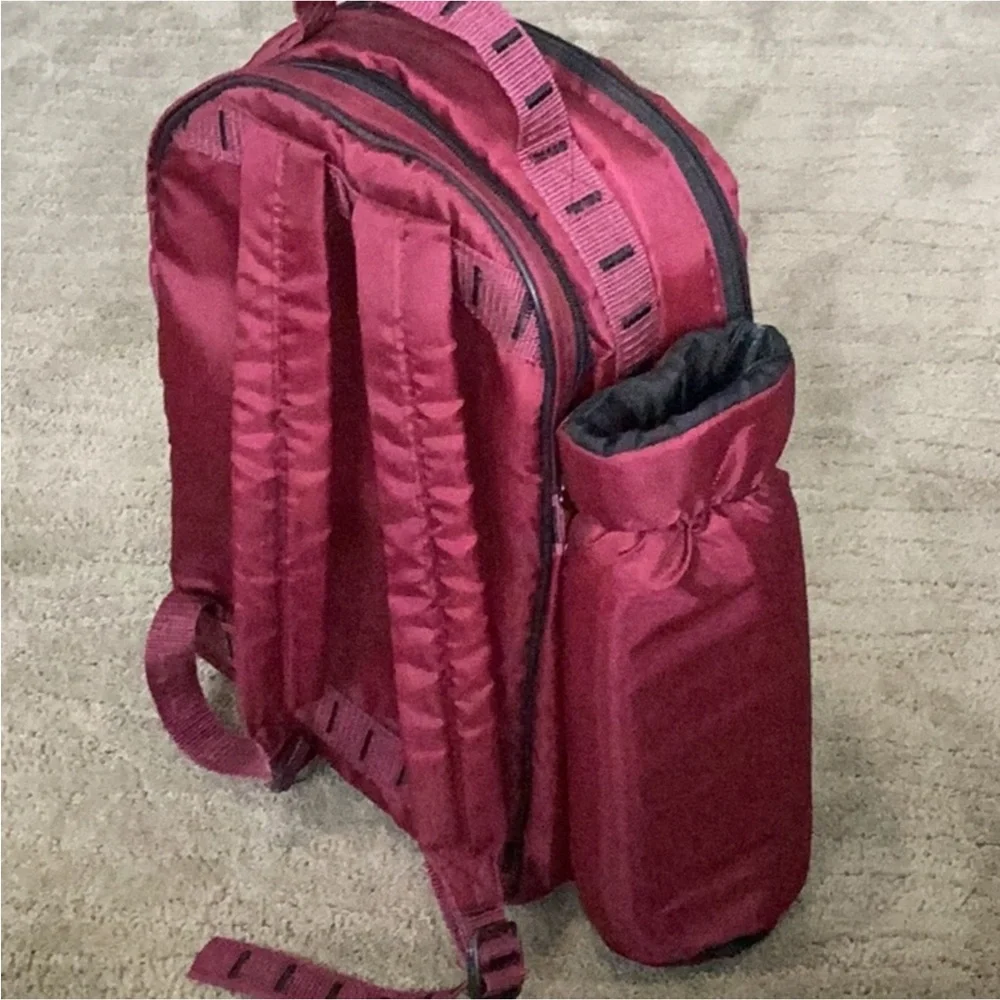 Insulated picnic backpack with bottle holder